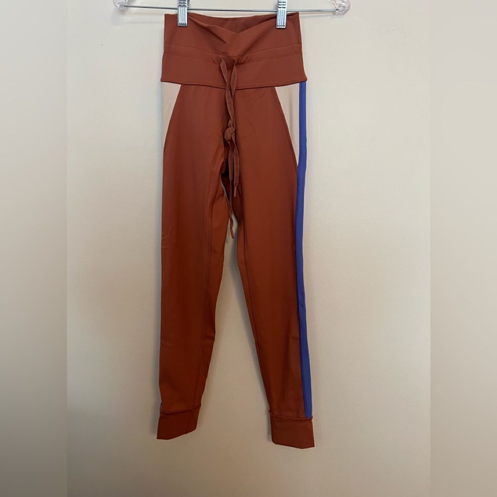 Elegant Women's Brown Leggings with Blue Stripe